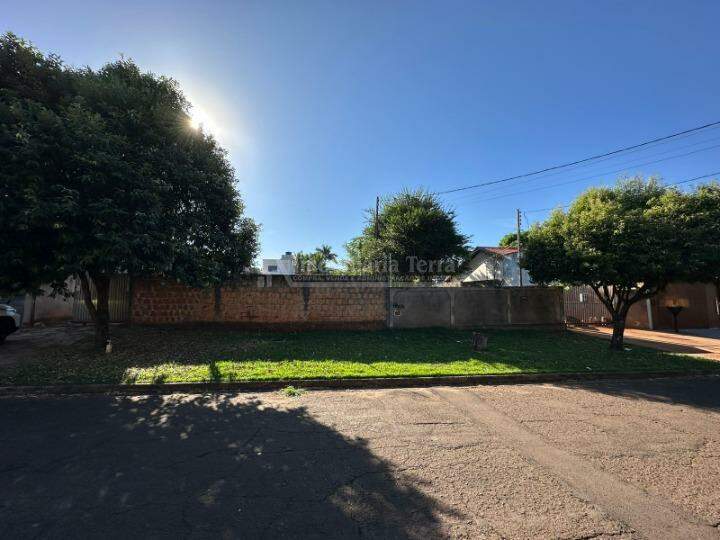 Terreno/Lote com 2 quartos no Jardim Maringá em Dourados/MS