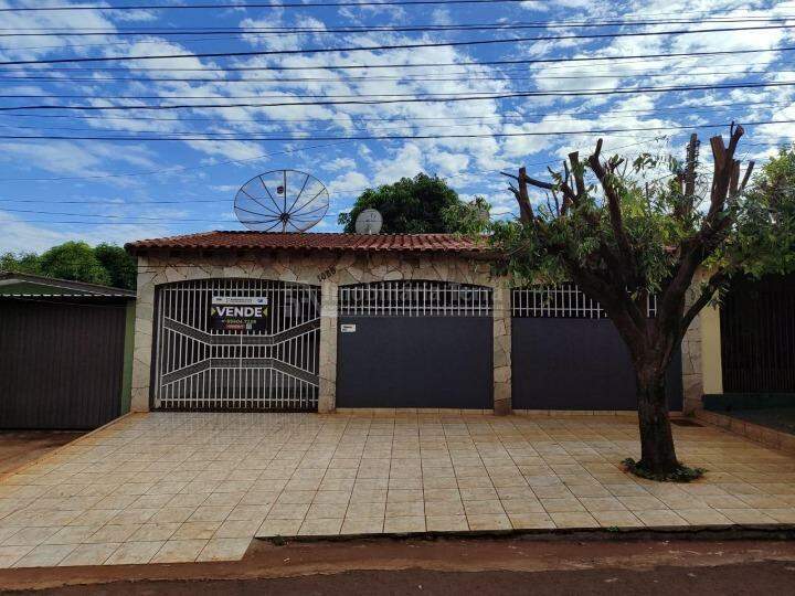 Casa com 3 quartos sendo 1 suíte no Jardim Rasslem em Dourados/MS