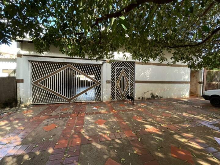Casa com 4 quartos sendo 1 suíte no Jardim São Pedro em Dourados/MS — foto 1