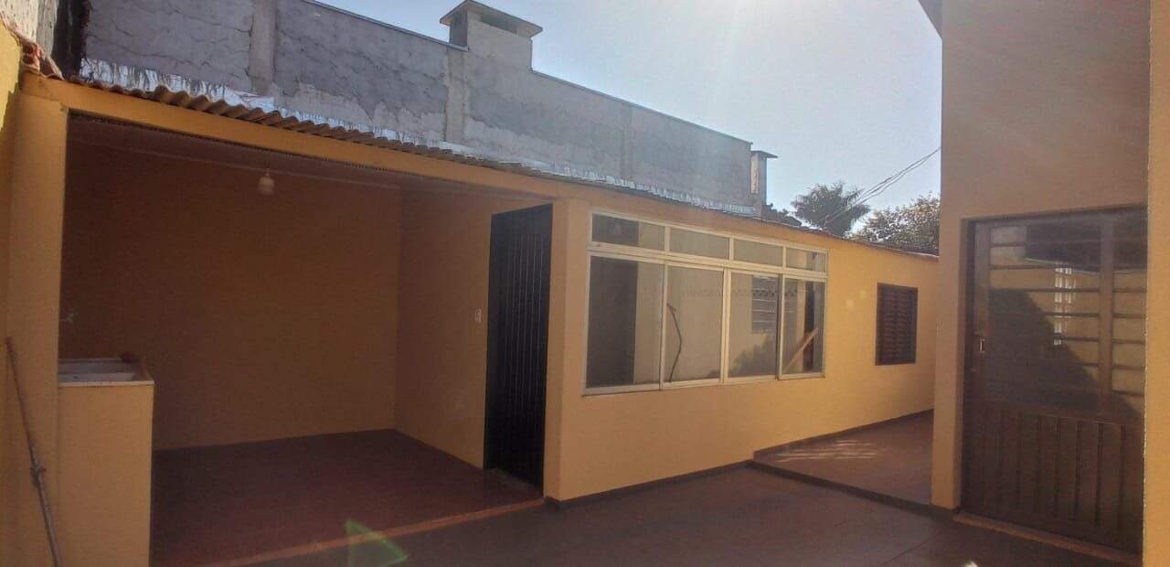 Casa no Conjunto Habitacional Terra Roxa, foto 3 de 11