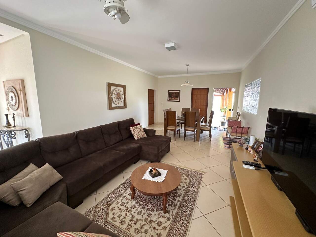 Casa com 4 quartos sendo 1 suíte no Jardim Girassol em Dourados/MS — foto 3