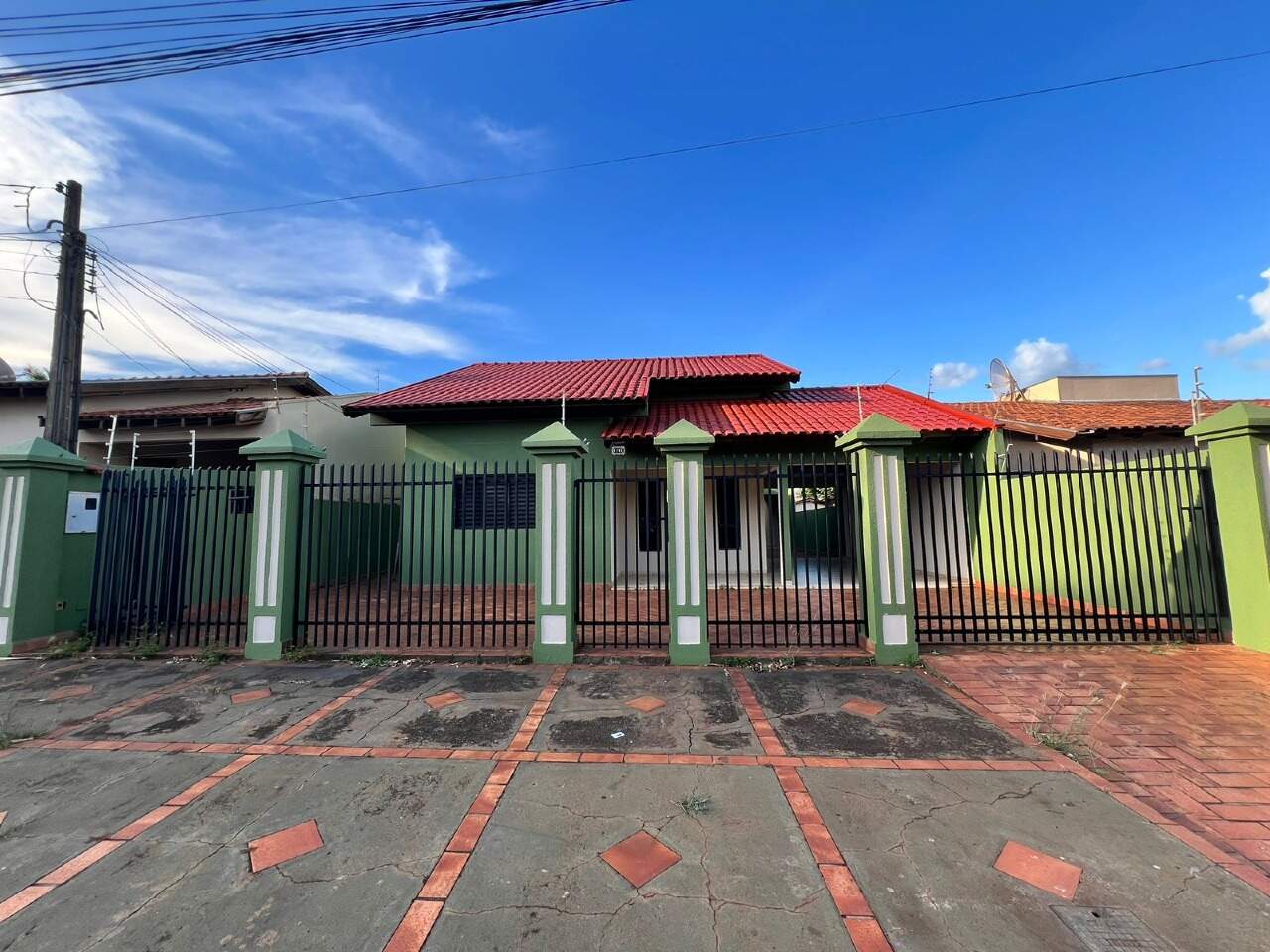 Casa com 4 quartos sendo 1 suíte no Jardim Santo André em Dourados/MS — foto 1