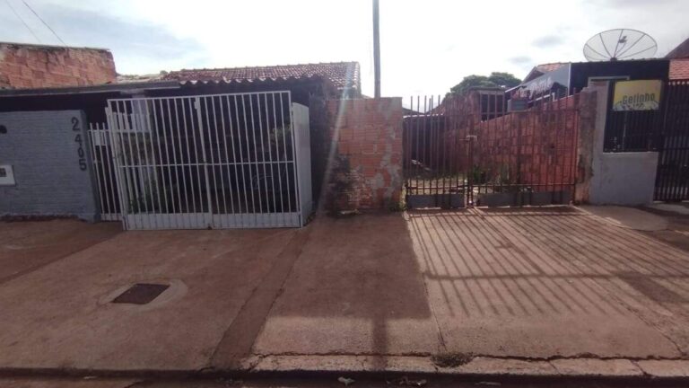Casa com 3 quartos no Conjunto Habitacional Izidro Pedroso em Dourados/MS