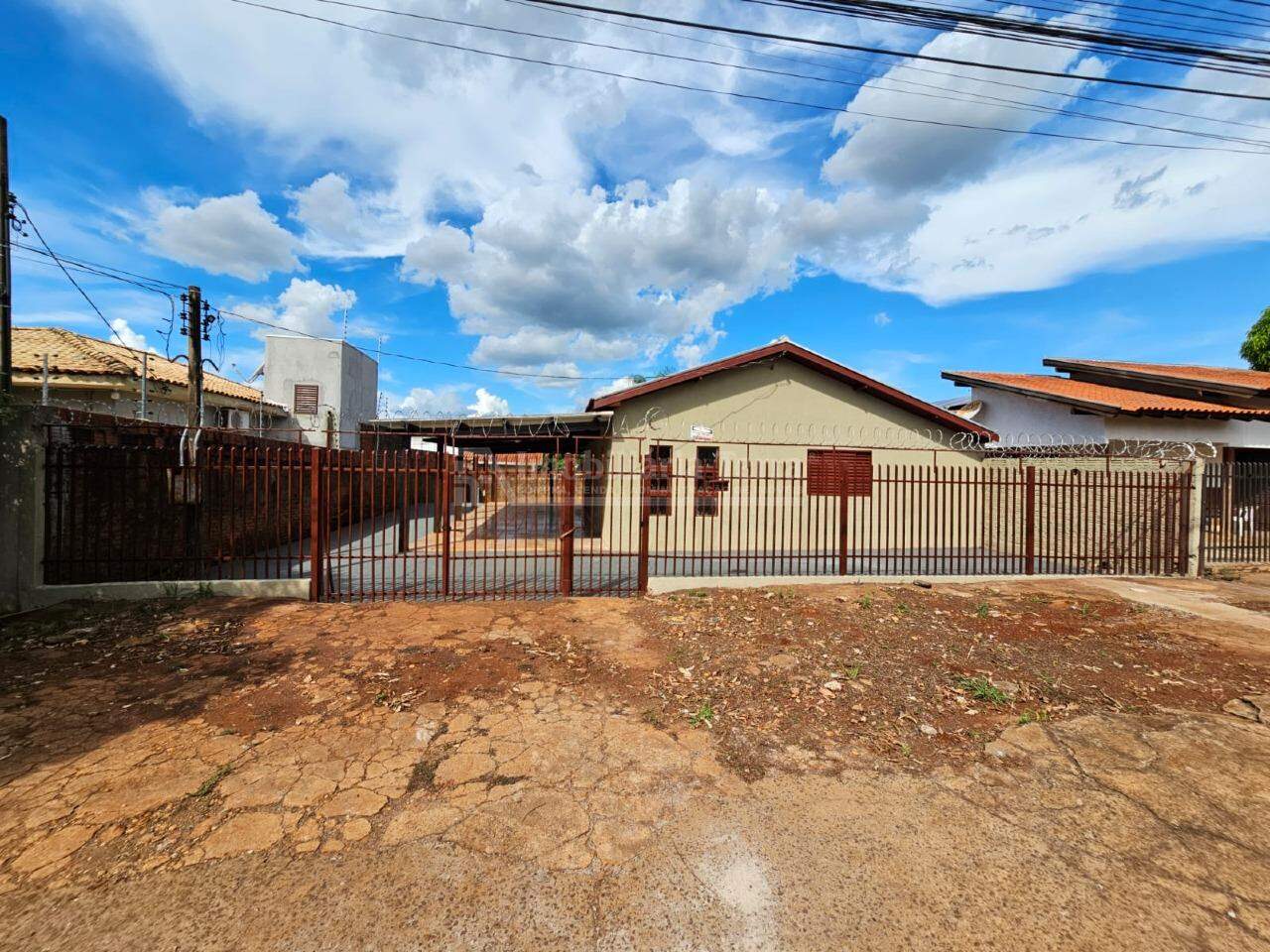 Casa com 3 quartos no Jardim Rasslem em Dourados/MS
