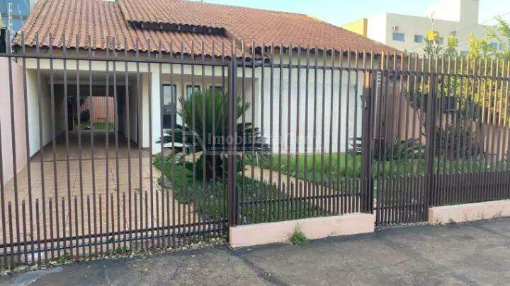 Casa com 4 quartos sendo 1 suíte no Centro em Dourados/MS — foto 1