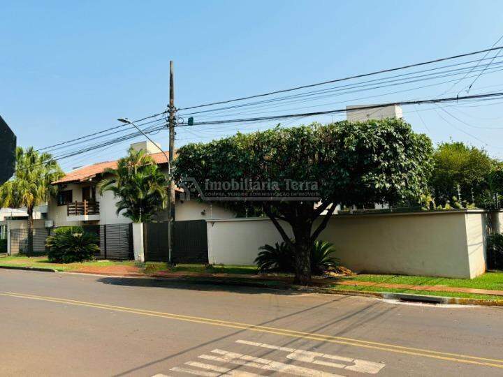 Casa com 4 quartos sendo 1 suíte no Vila São Luiz em Dourados/MS — foto 1