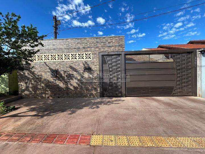Casa com 4 quartos no Conjunto Habitacional Terra Roxa em Dourados/MS