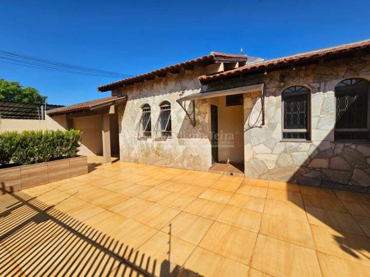 Casa com 4 quartos sendo 1 suíte no Vila Progresso em Dourados/MS — foto 2