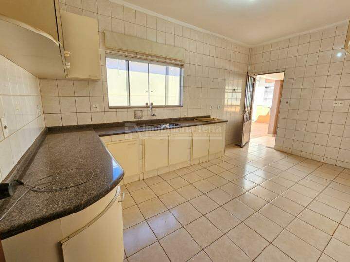 Casa com 4 quartos sendo 1 suíte no Vila Progresso em Dourados/MS — foto 4